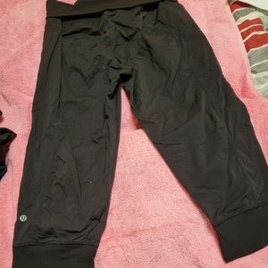 Lululemon black capris